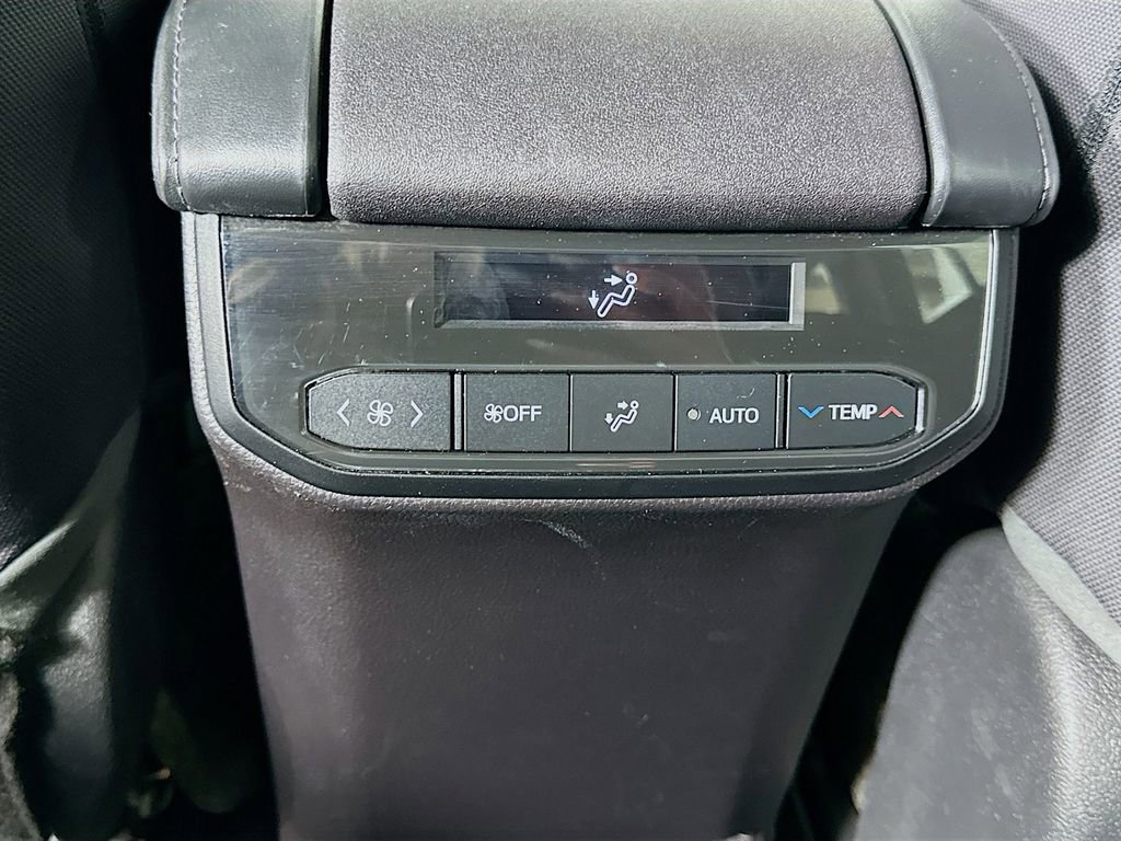 Used 2023 Toyota Highlander LE image 25