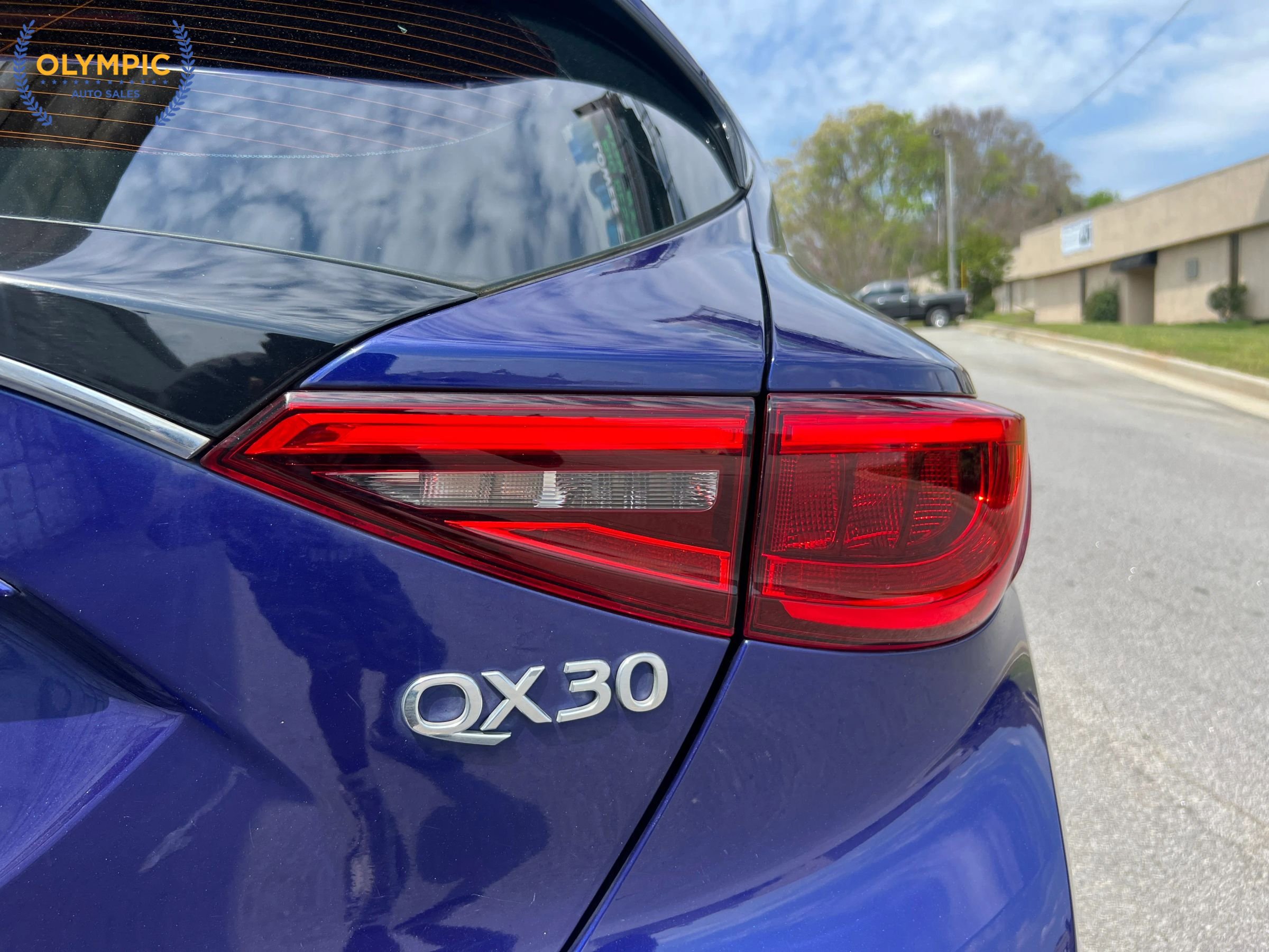 Used 2018 INFINITI QX30 Premium w/ Cargo Package AWD/4WD image 17