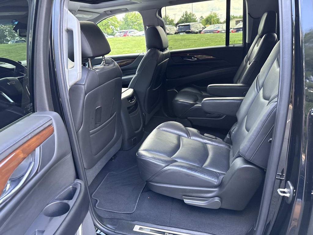 Used 2019 Cadillac Escalade ESV Luxury w/ Escalade Sport Edition AWD/4WD image 9