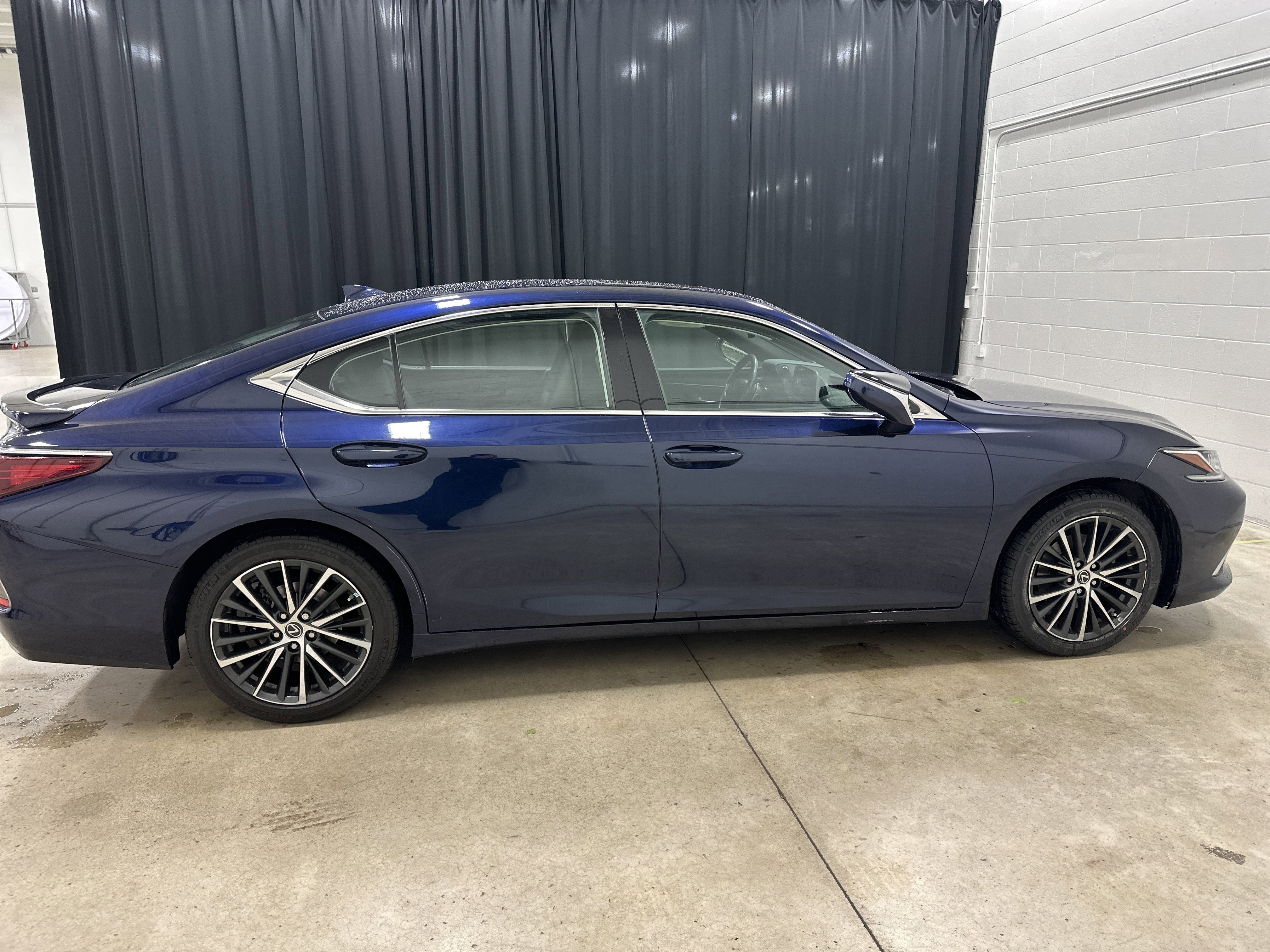 Used 2023 Lexus ES 350 w/ Premium Package image 11