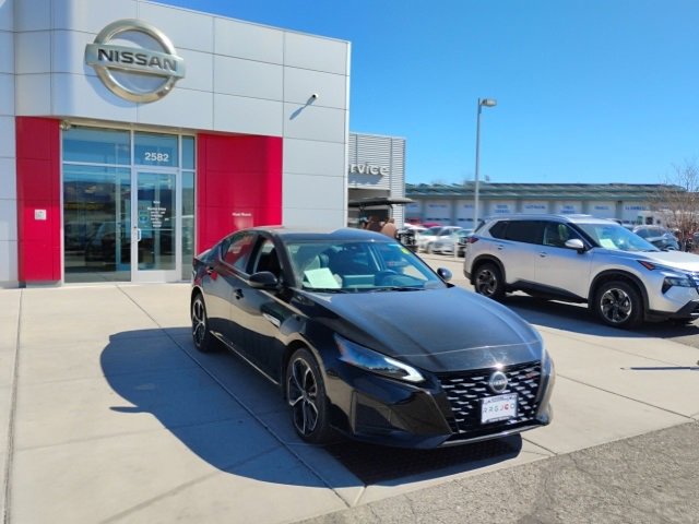 Used 2023 Nissan Altima 2.5 SR w/ SR Premium Package image 3