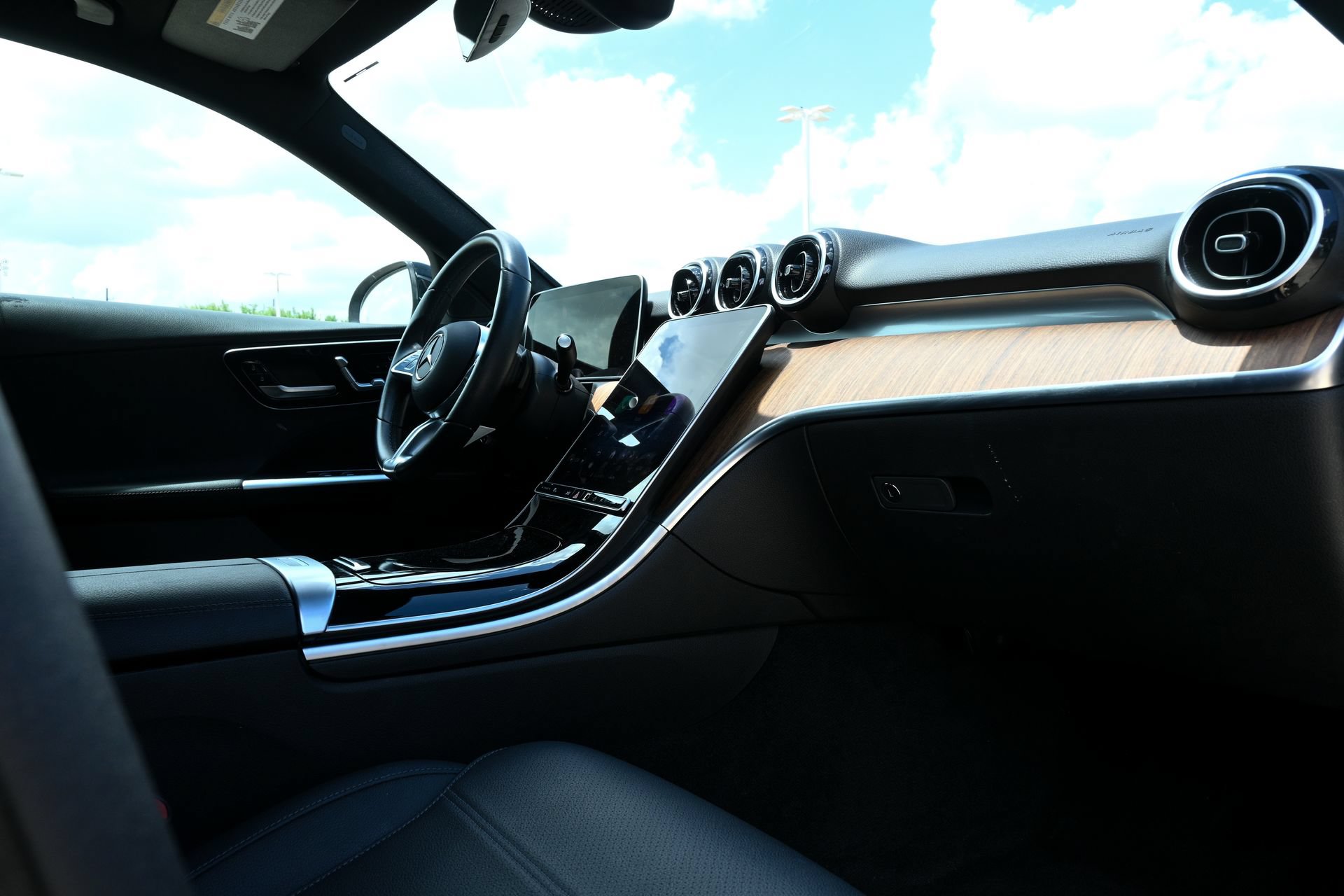 Used 2025 Mercedes-Benz C 300 Sedan image 22