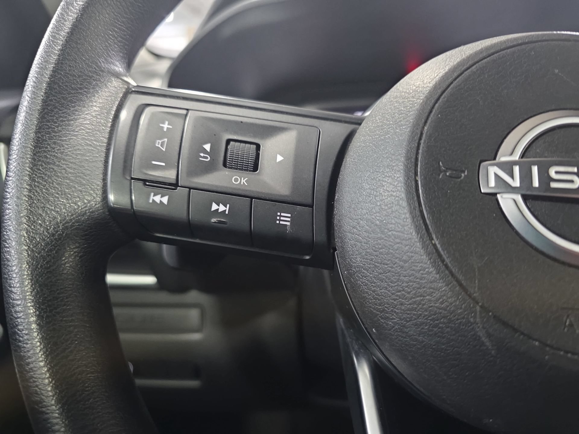 Used 2024 Nissan Rogue S FWD image 16