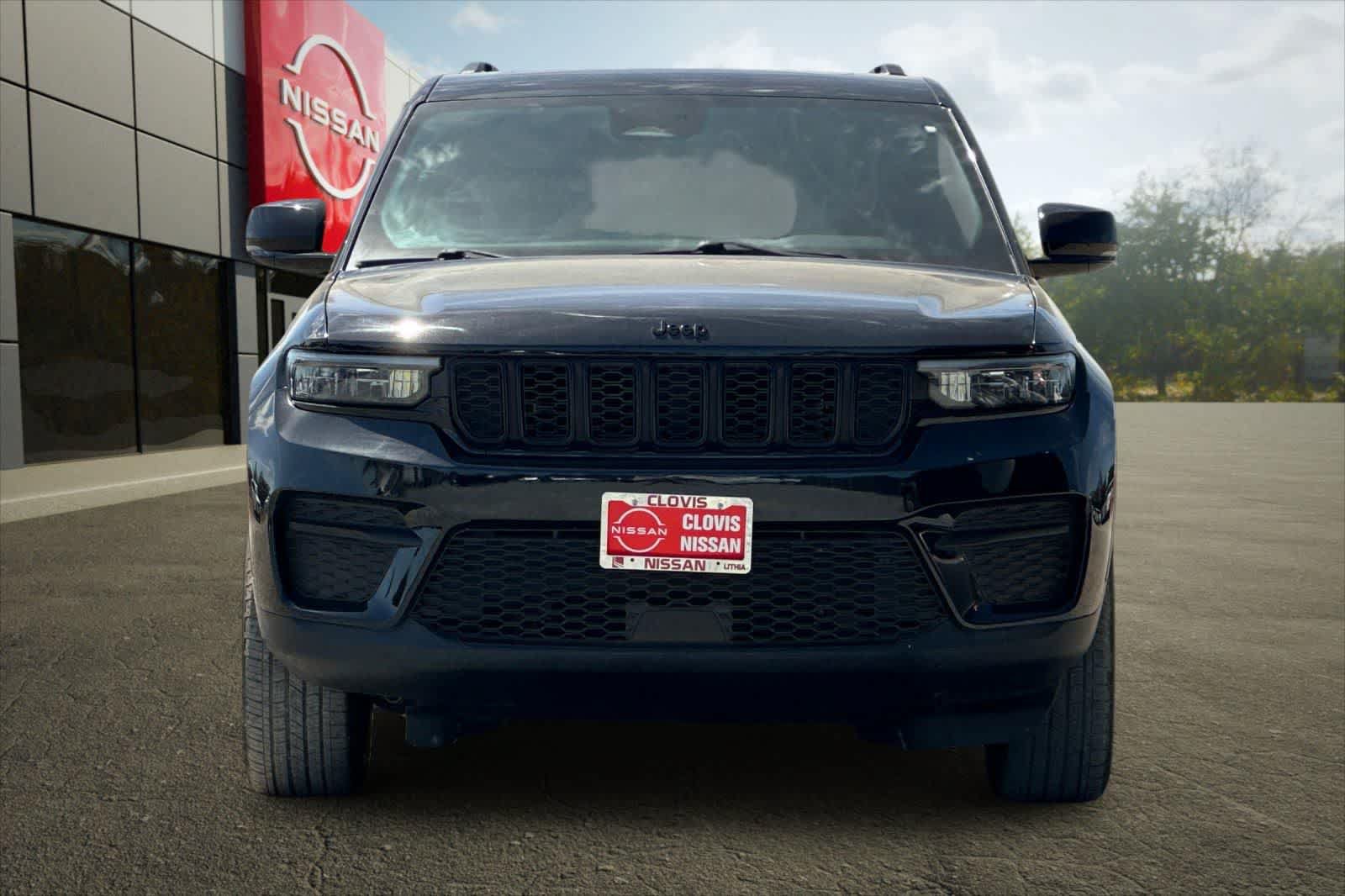 Used 2024 Jeep Grand Cherokee Altitude RWD image 11