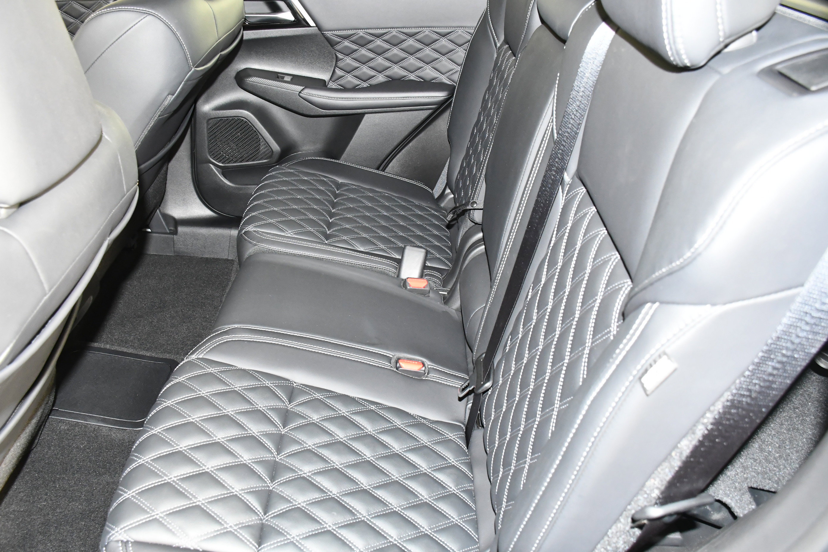 Used 2025 Mitsubishi Outlander SEL image 48