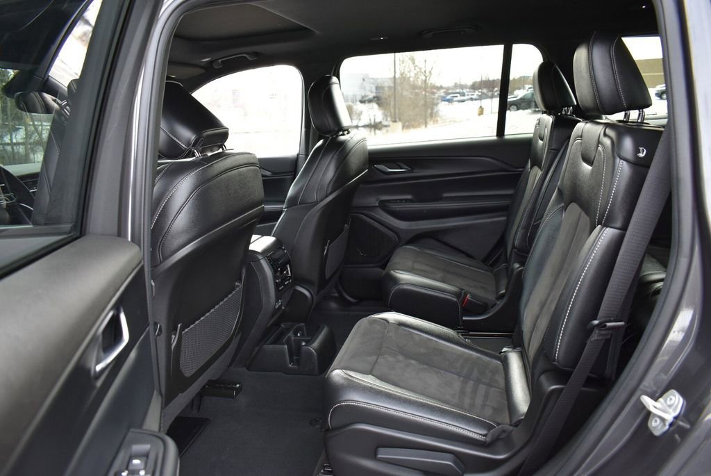 Used 2024 Jeep Grand Cherokee L Altitude image 24