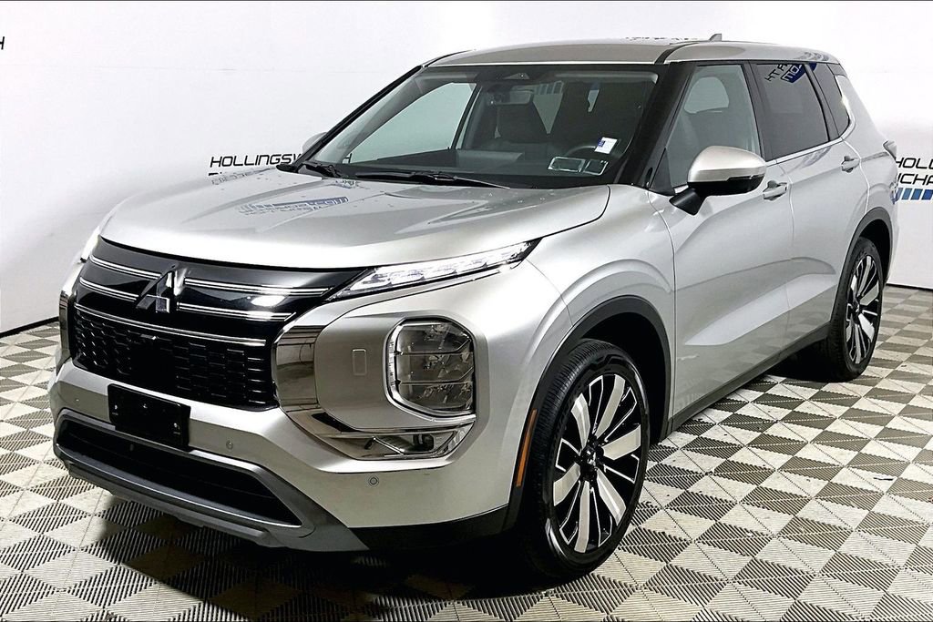 Used 2025 Mitsubishi Outlander SE image 1
