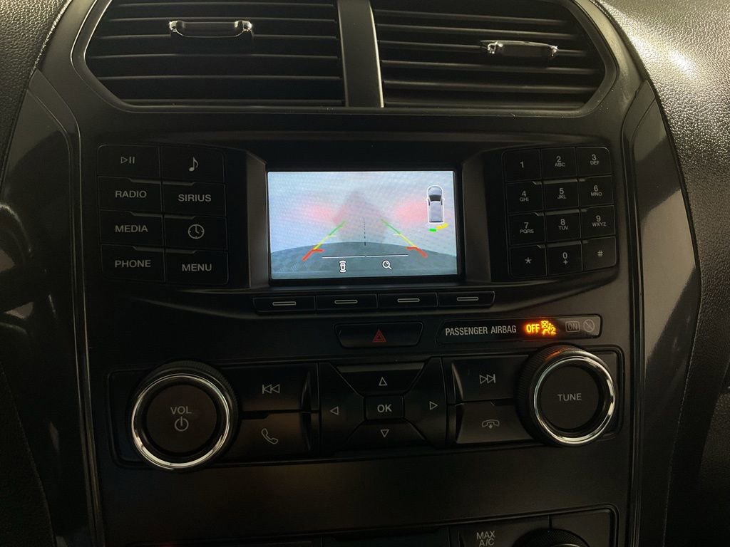 Used 2018 Ford Explorer XLT AWD/4WD image 2