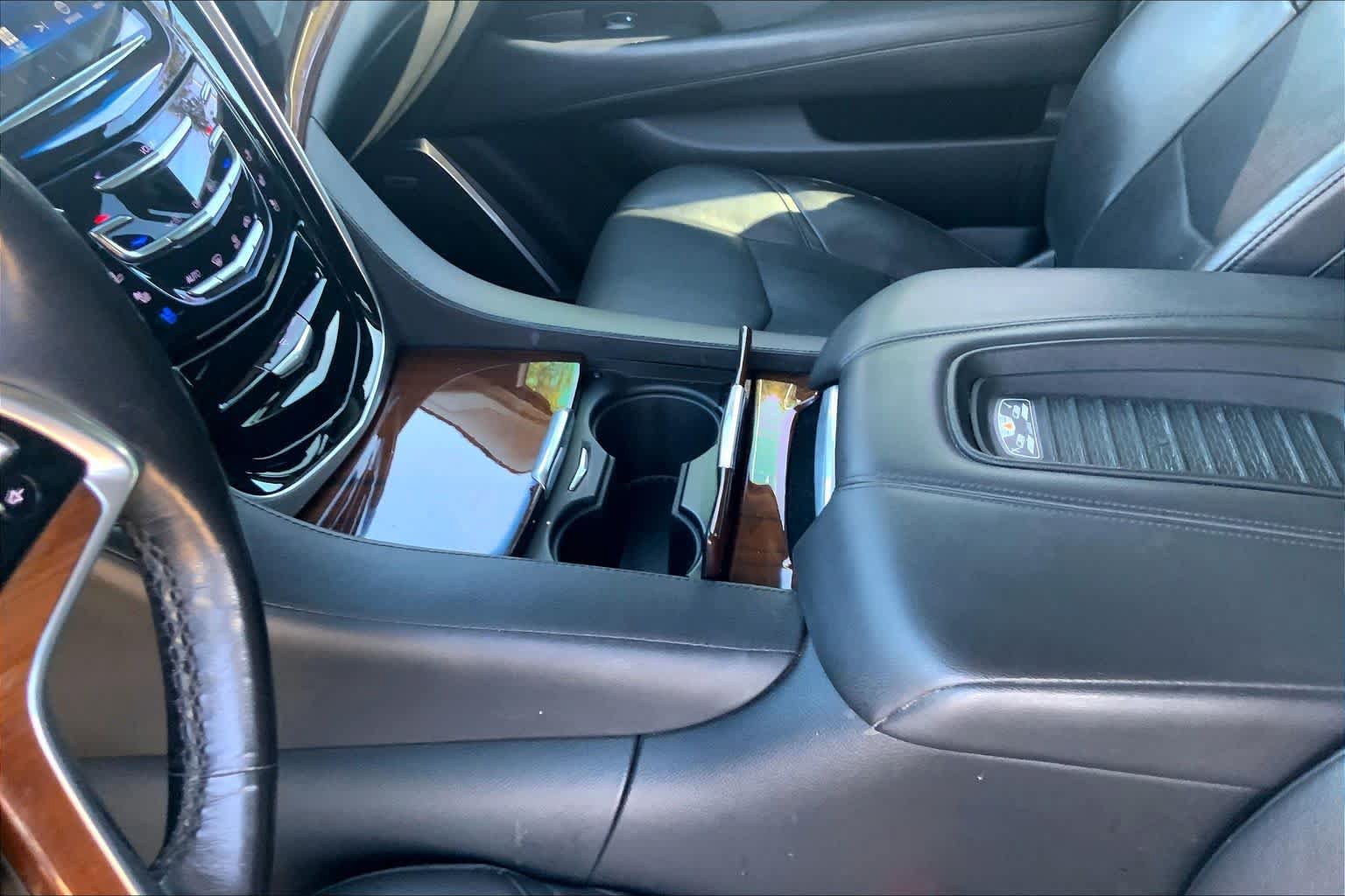 Used 2020 Cadillac Escalade Premium Luxury RWD image 17