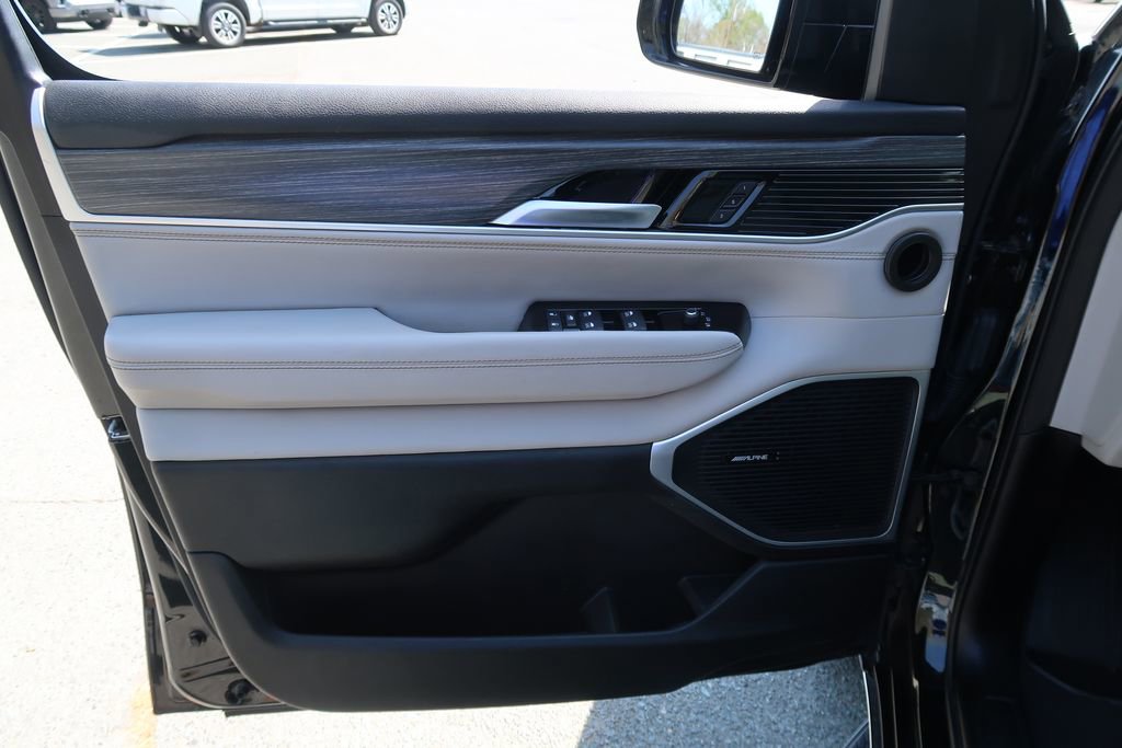 Used 2024 Jeep Wagoneer L Series II image 14