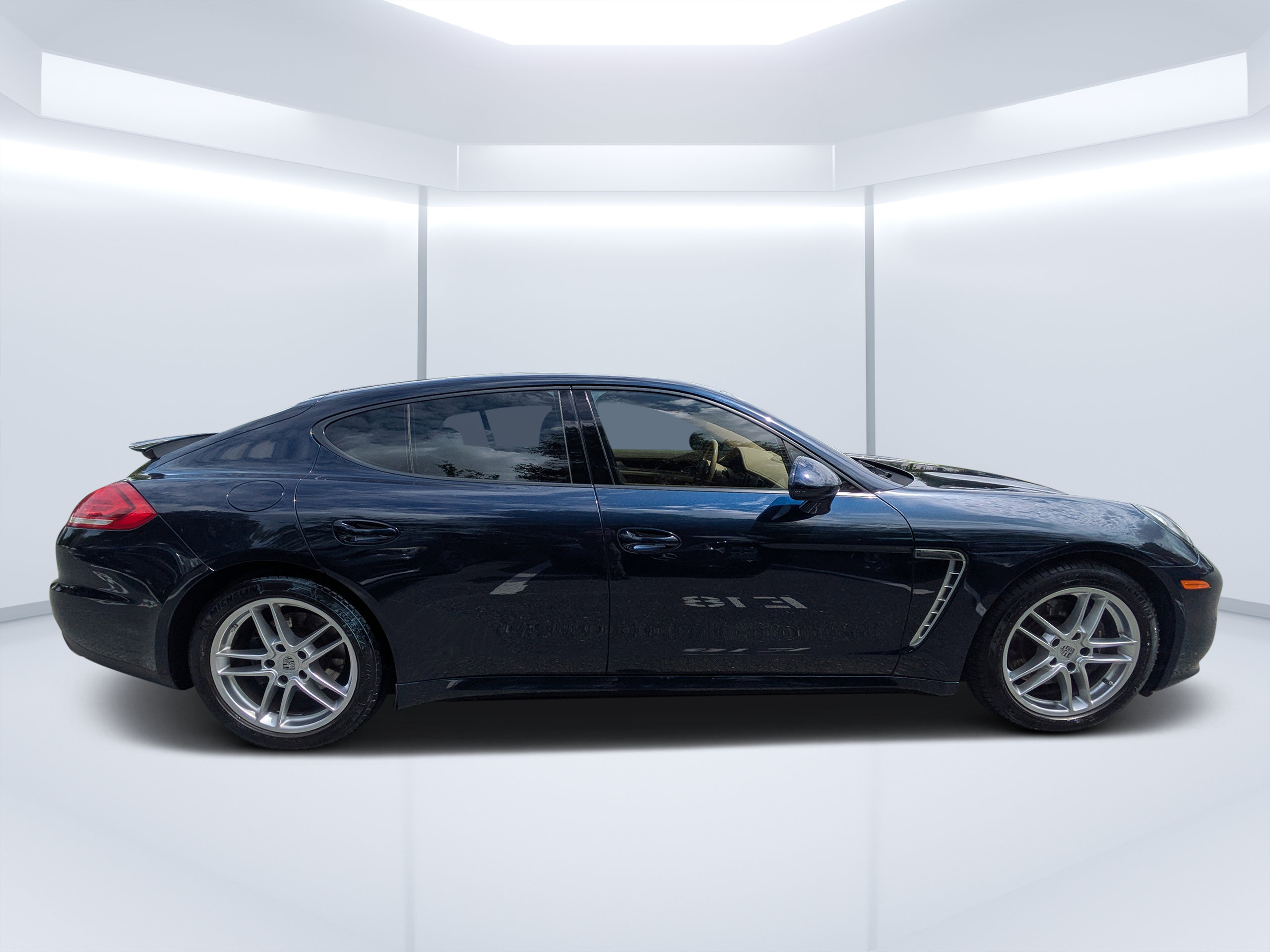 Used 2016 Porsche Panamera 4 AWD/4WD image 2