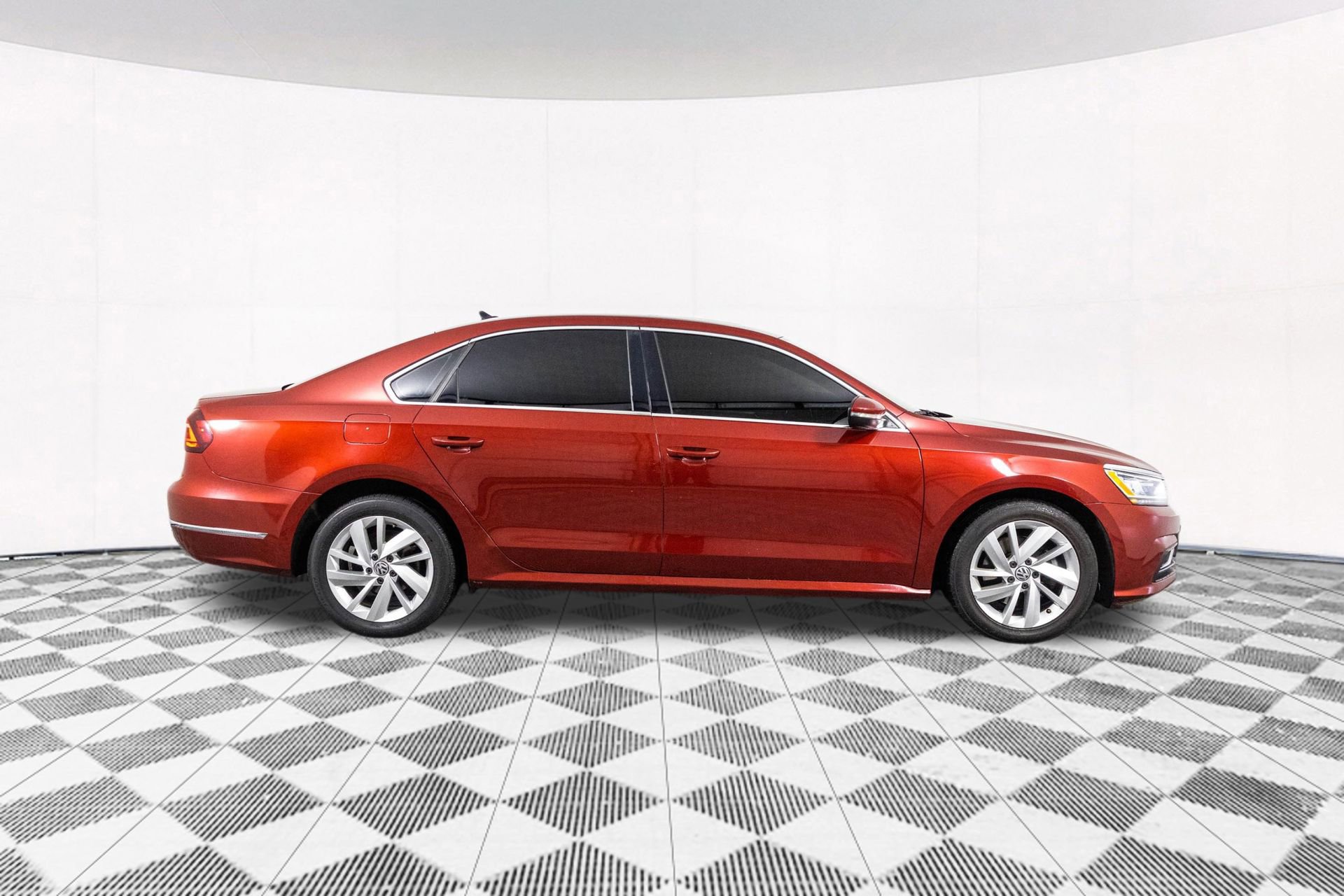 Used 2018 Volkswagen Passat 2.0T SE w/ SE Lighting Package image 17