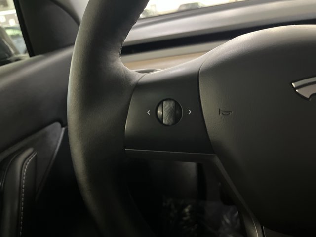 Used 2022 Tesla Model Y Long Range image 29
