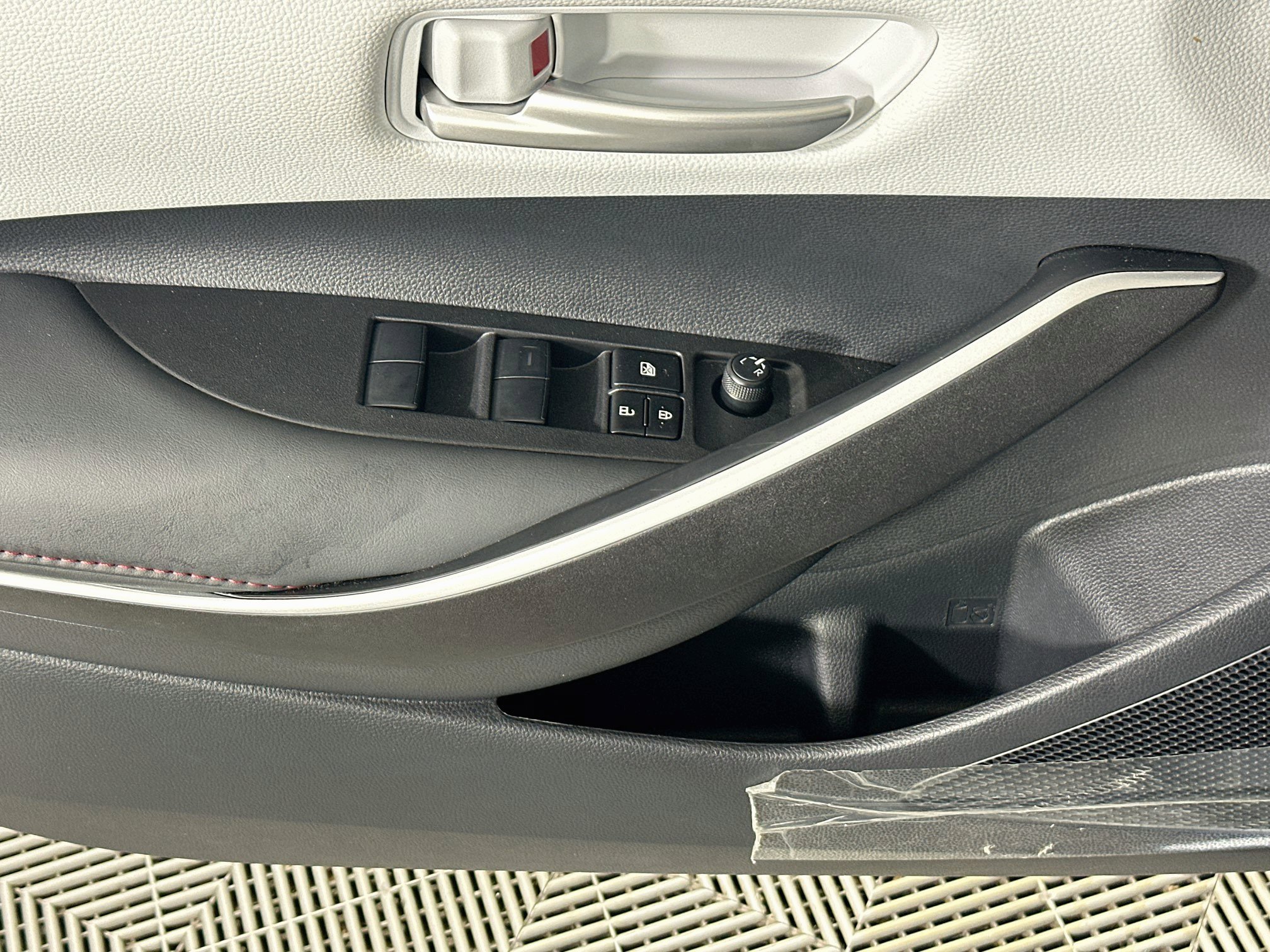 Certified 2025 Toyota Corolla SE FWD image 14