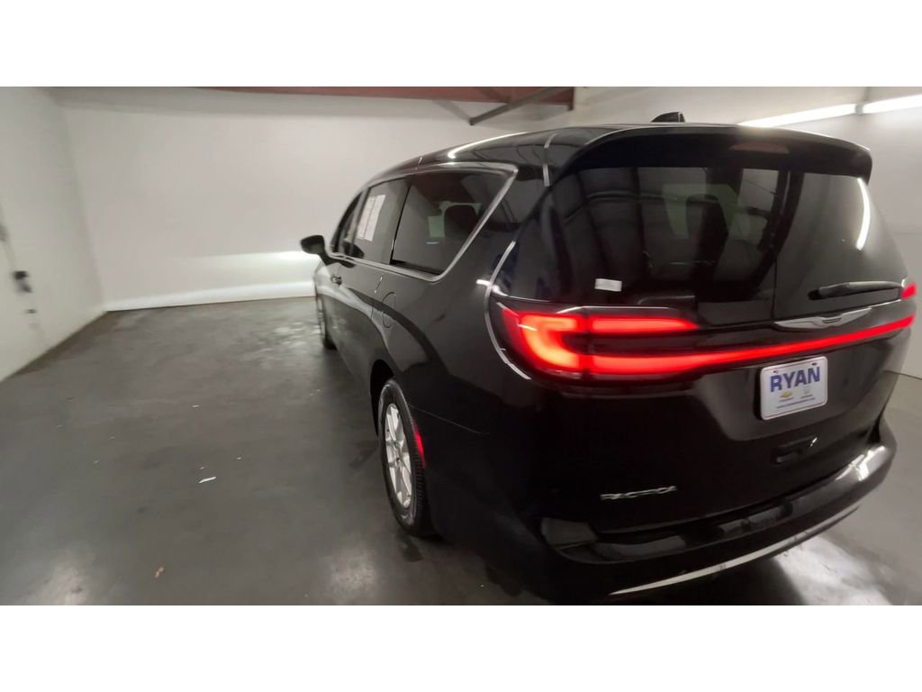 Used 2024 Chrysler Pacifica Touring-L image 7