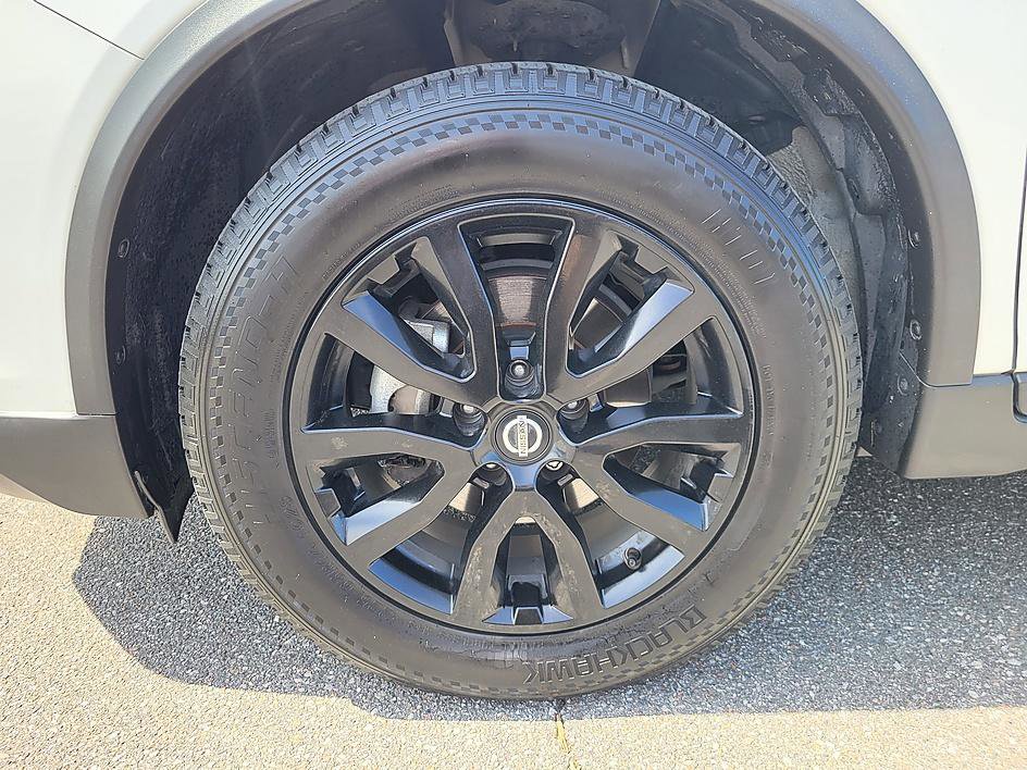 Used 2018 Nissan Rogue SV w/ Premium Package image 8