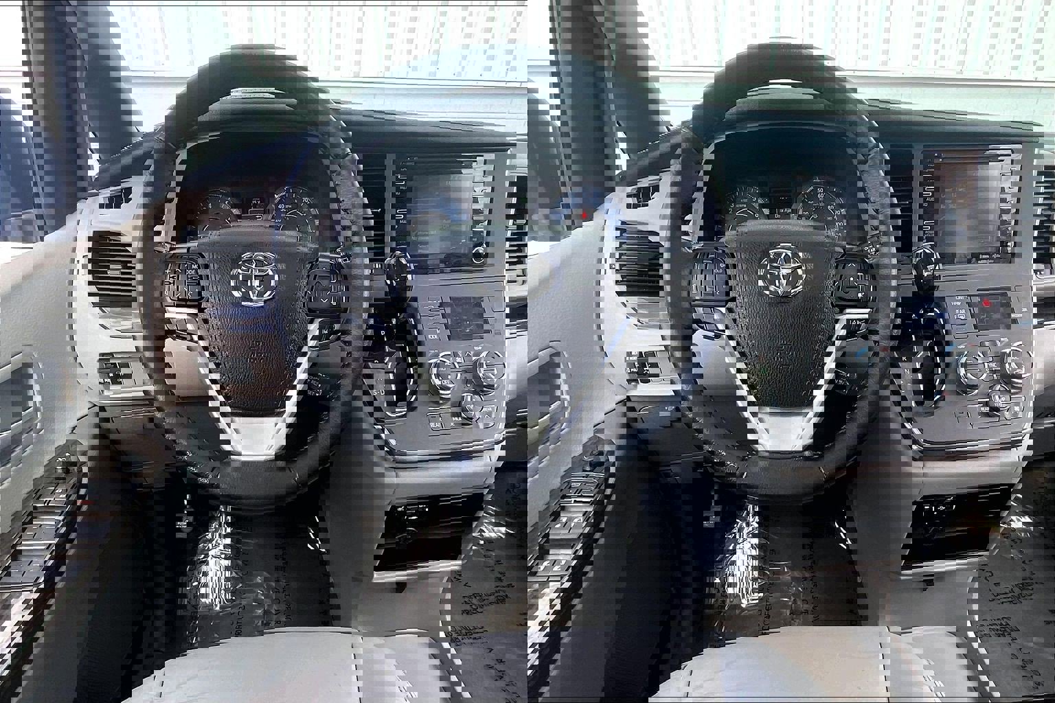 Used 2019 Toyota Sienna XLE image 6