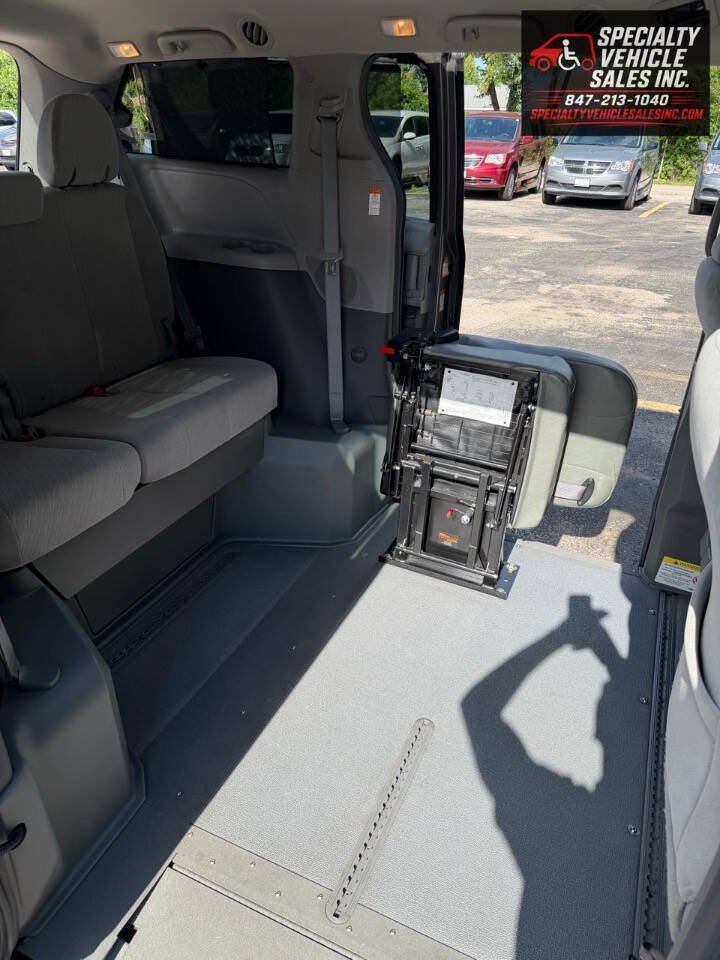 Used 2018 Toyota Sienna LE FWD image 15