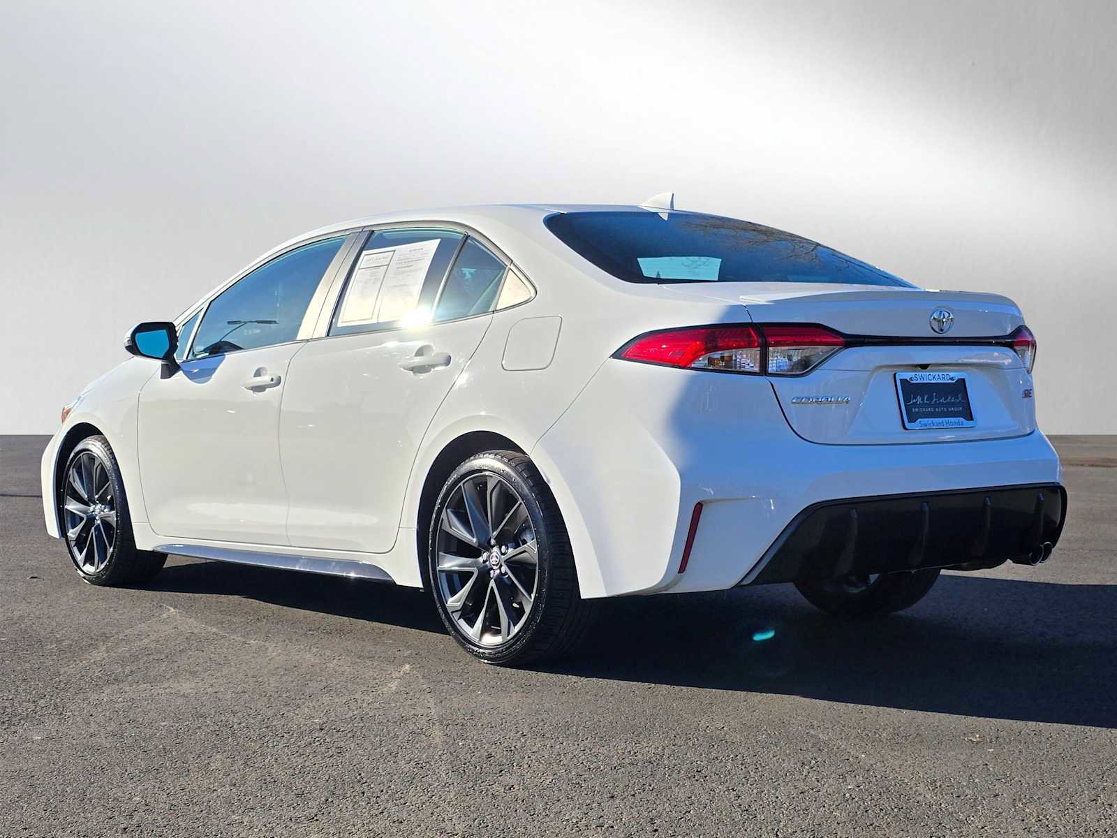 Used 2024 Toyota Corolla SE w/ SE Premium Package image 5