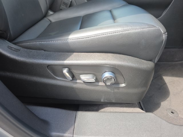 Used 2025 Cadillac XT4 Premium Luxury FWD image 35