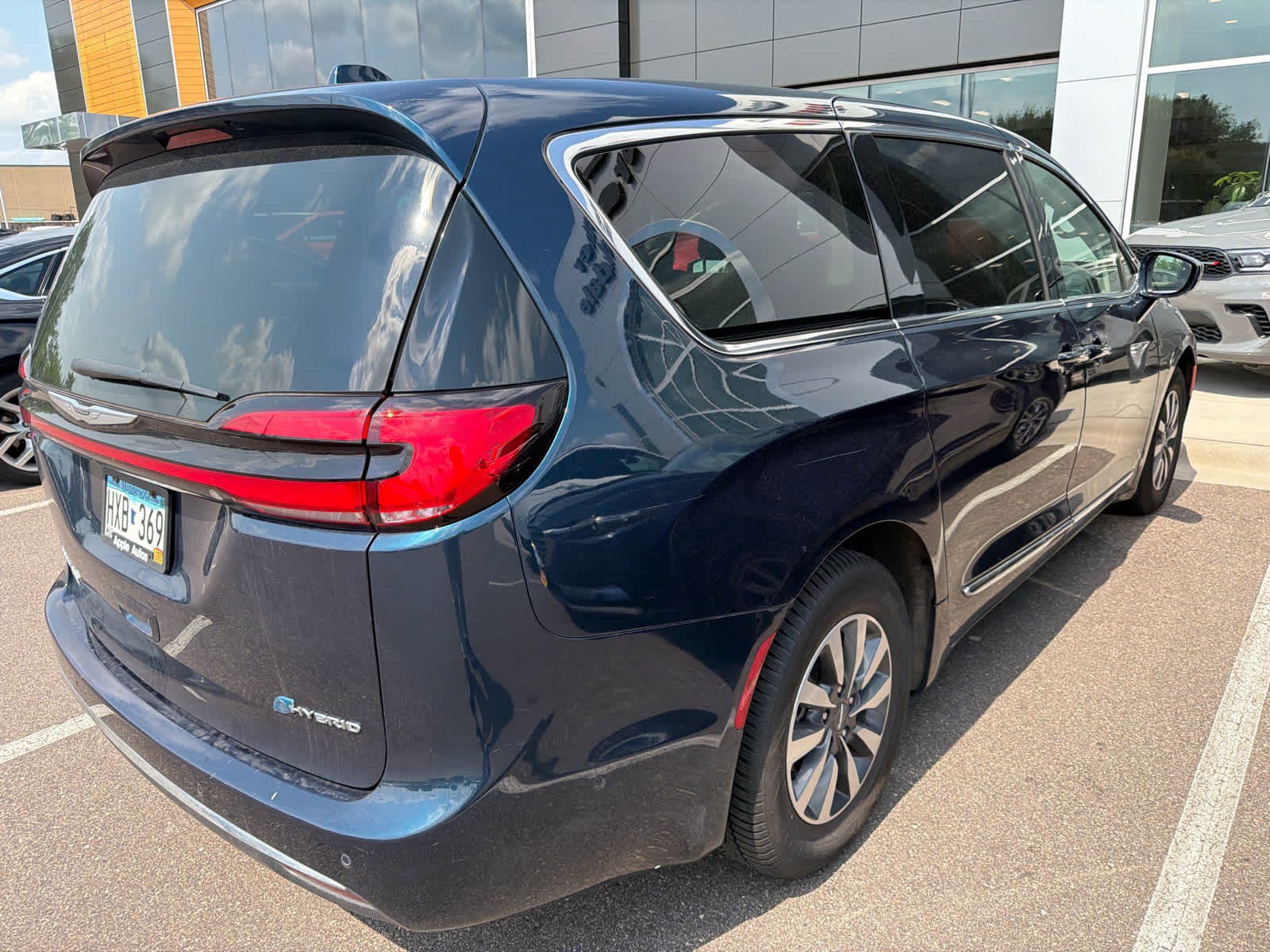 Used 2022 Chrysler Pacifica Limited w/ Uconnect Theater Family Group FWD image 5
