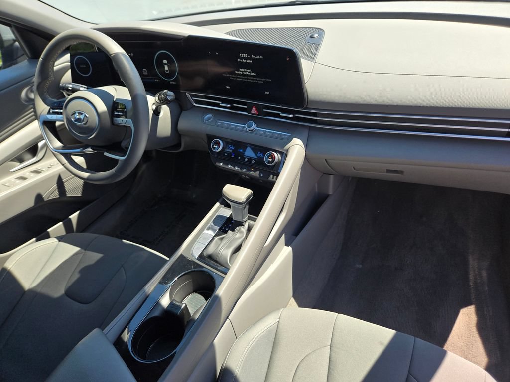 Used 2023 Hyundai Elantra SEL w/ Convenience Package FWD image 10