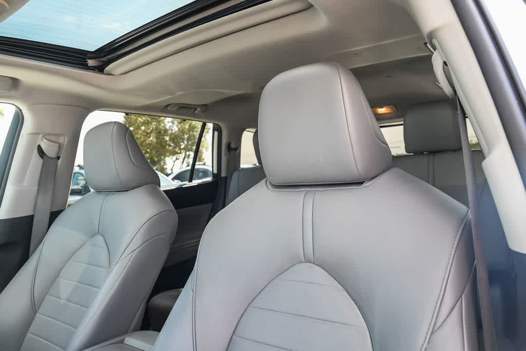 Used 2021 Toyota Highlander XLE FWD image 19