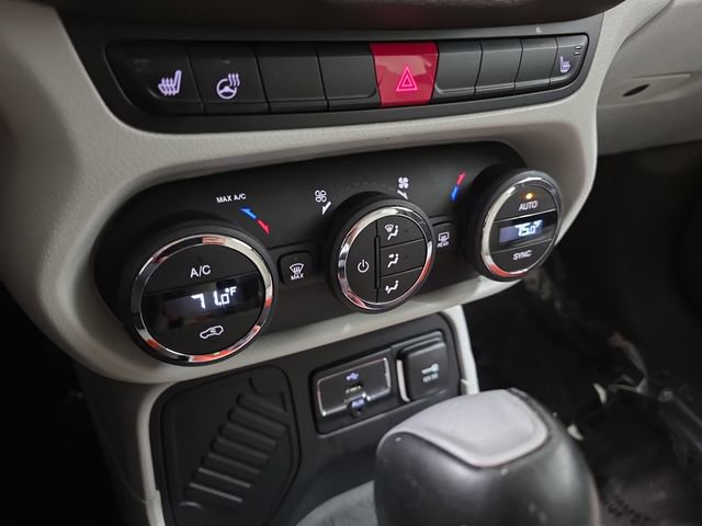 Used 2016 Jeep Renegade Limited image 22