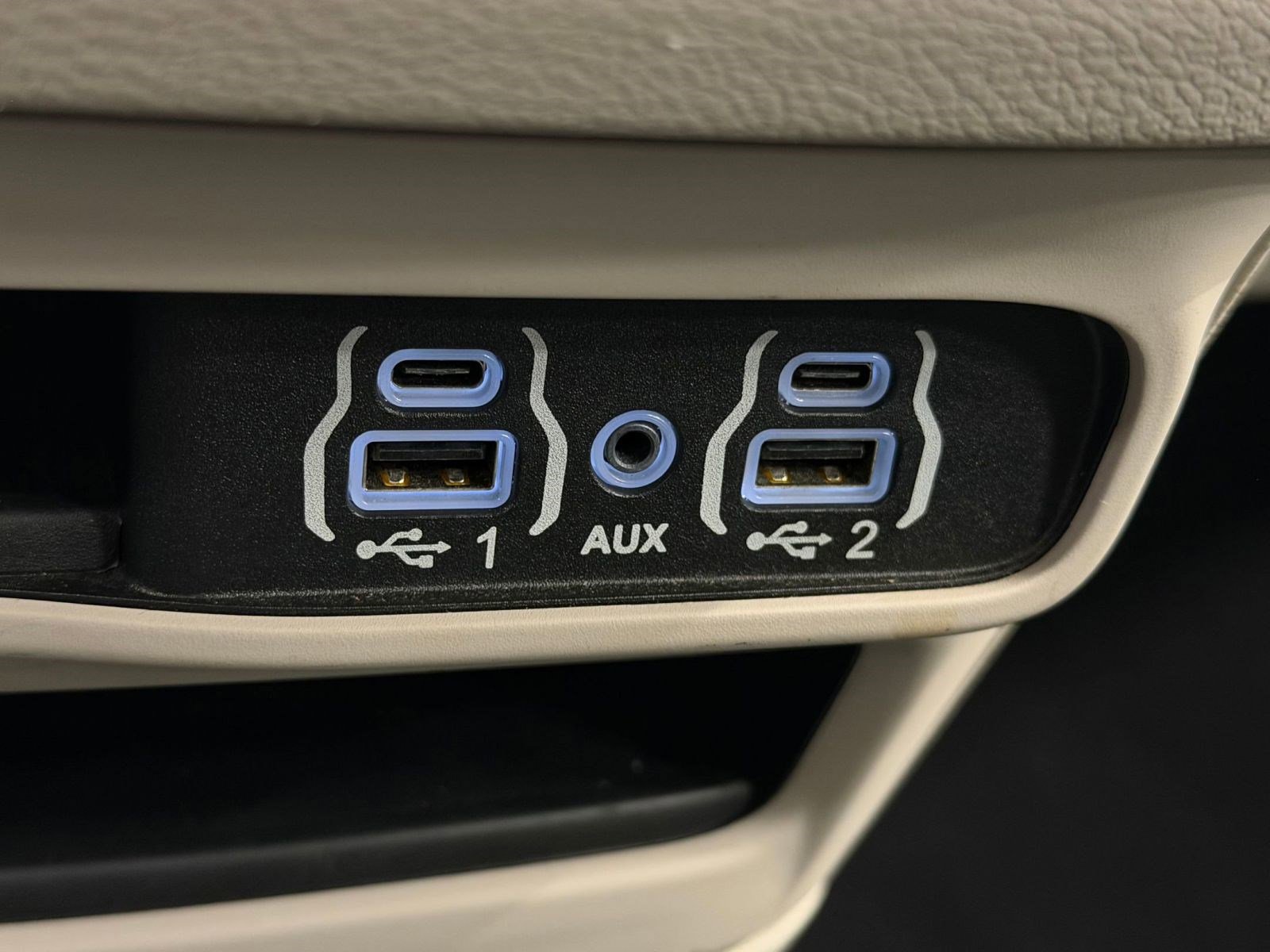 Used 2023 Chrysler Voyager LX image 27