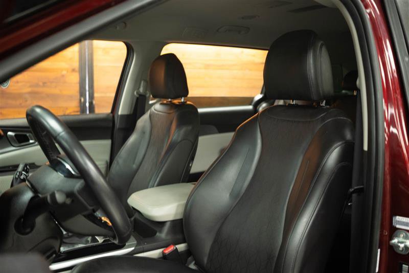 Used 2024 Kia Carnival LX image 10