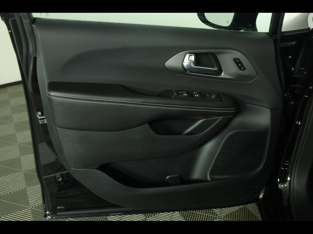 New 2027 Chrysler Pacifica Limited AWD/4WD image 20