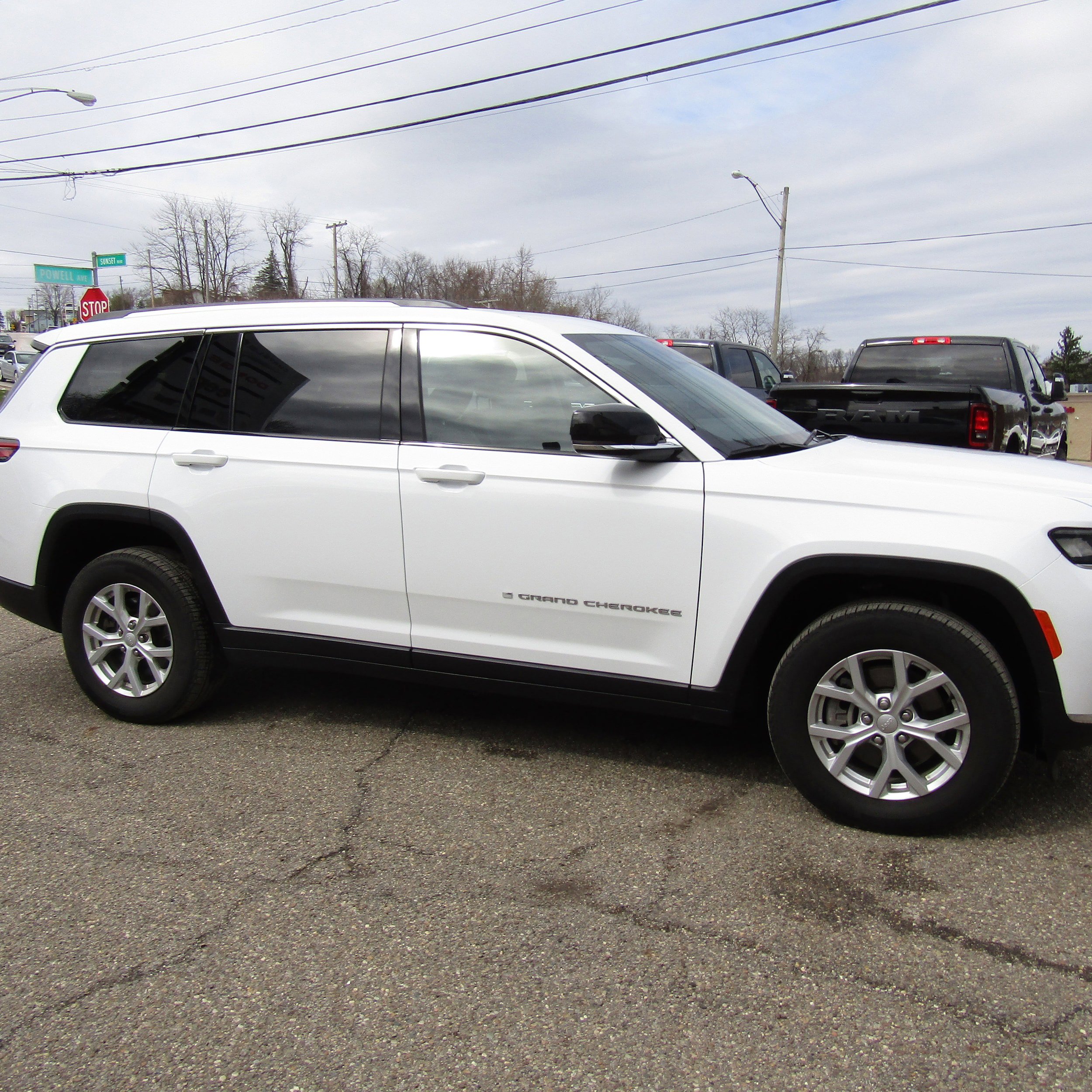 Used 2023 Jeep Grand Cherokee L Limited image 6