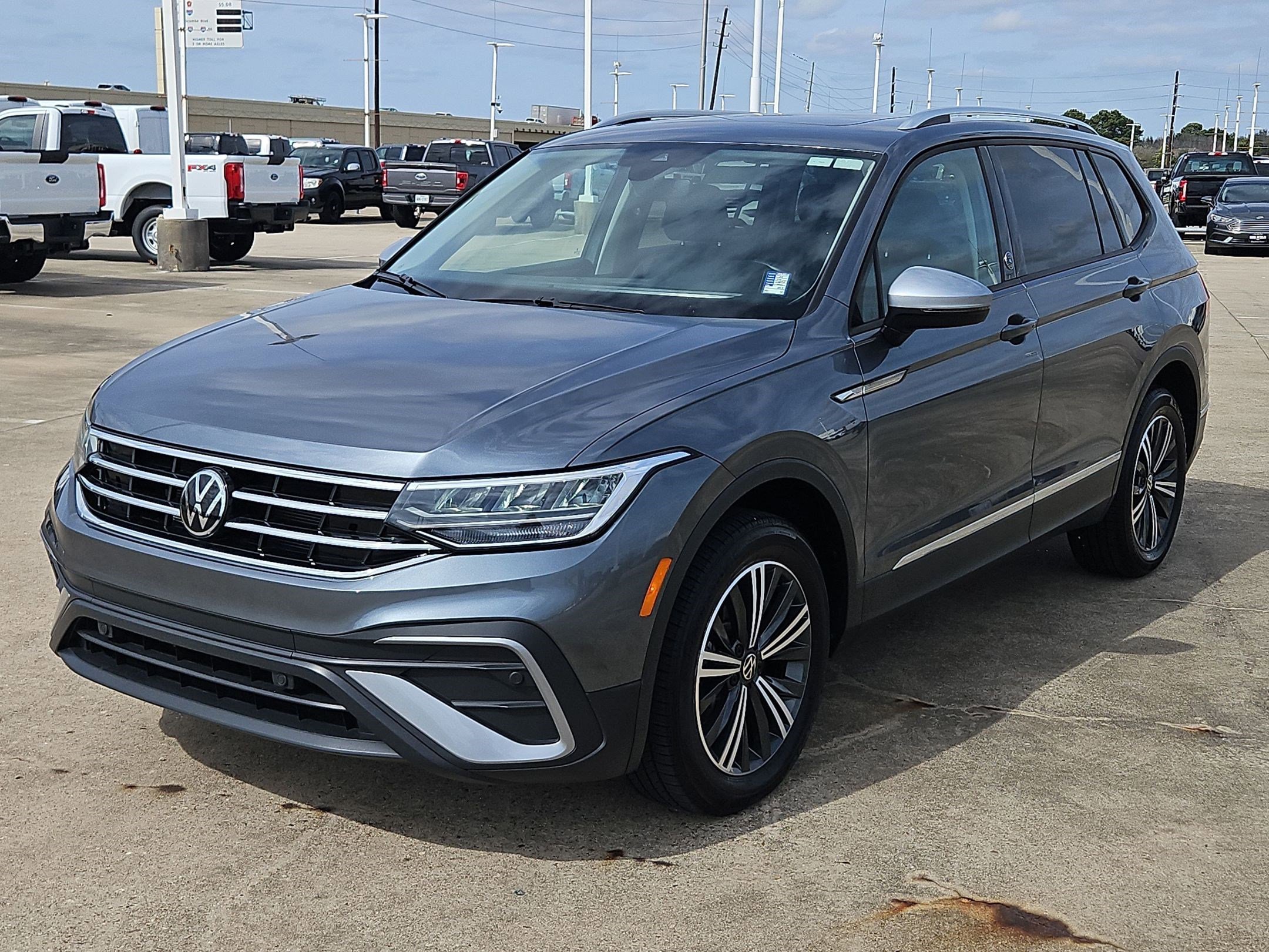 Used 2024 Volkswagen Tiguan Wolfsburg Edition image 9