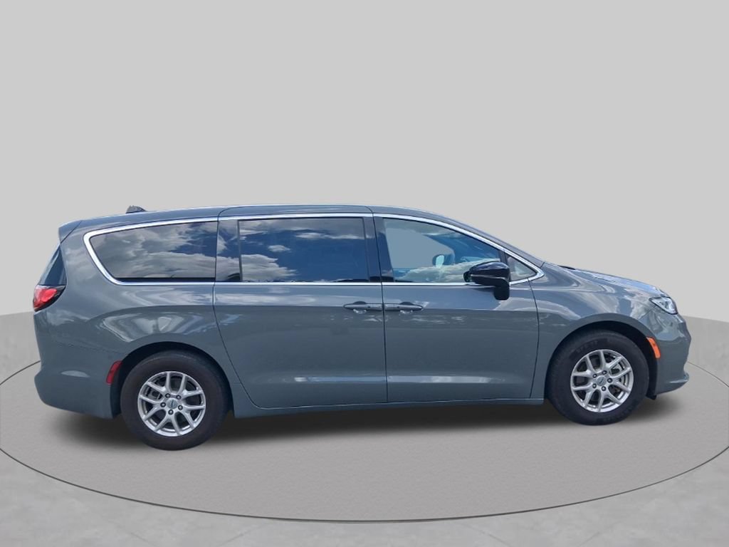 Used 2025 Chrysler Pacifica Select FWD image 4