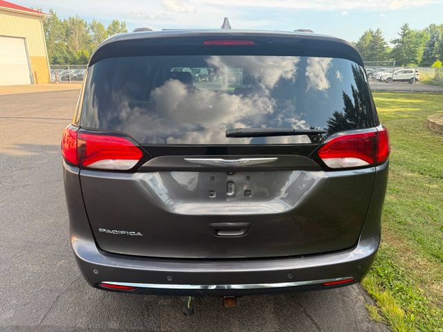 Used 2017 Chrysler Pacifica Touring-L w/ Tire & Wheel Group FWD image 2