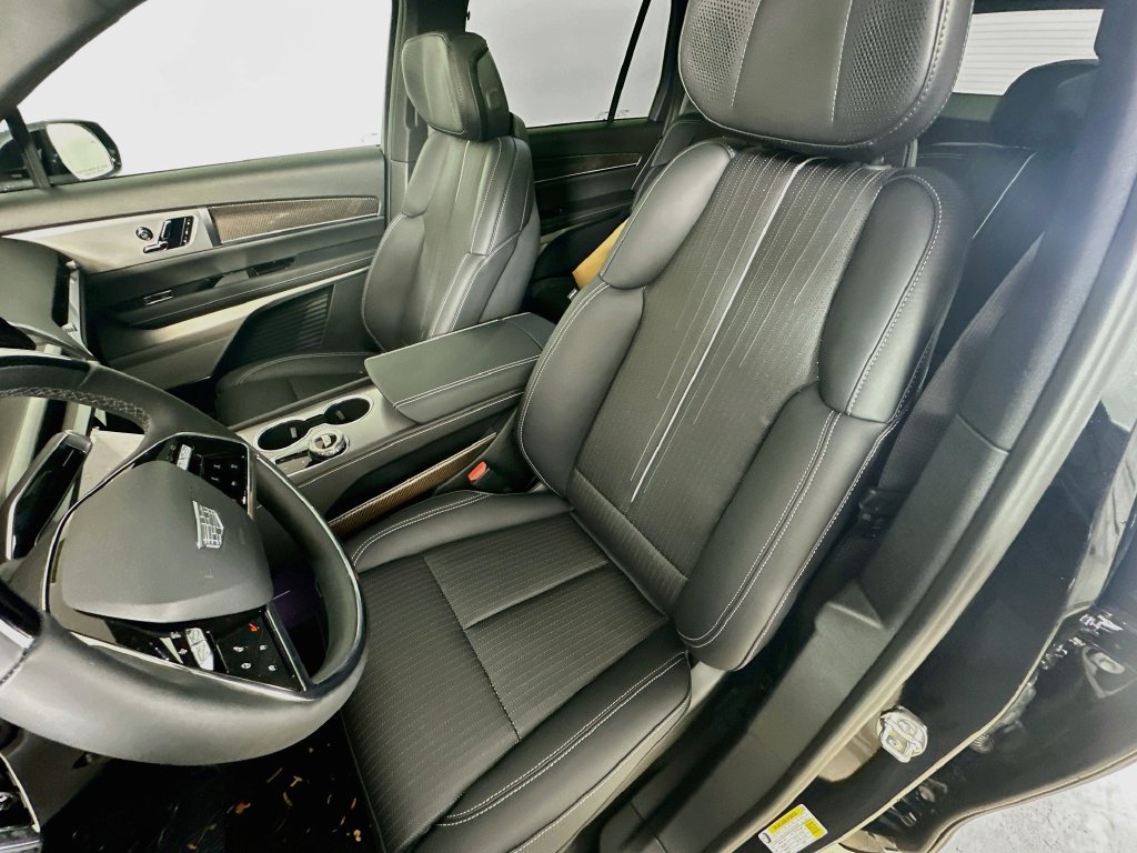 New 2027 Cadillac Vistiq Sport w/ LPO, Floor Liner Package AWD/4WD image 25