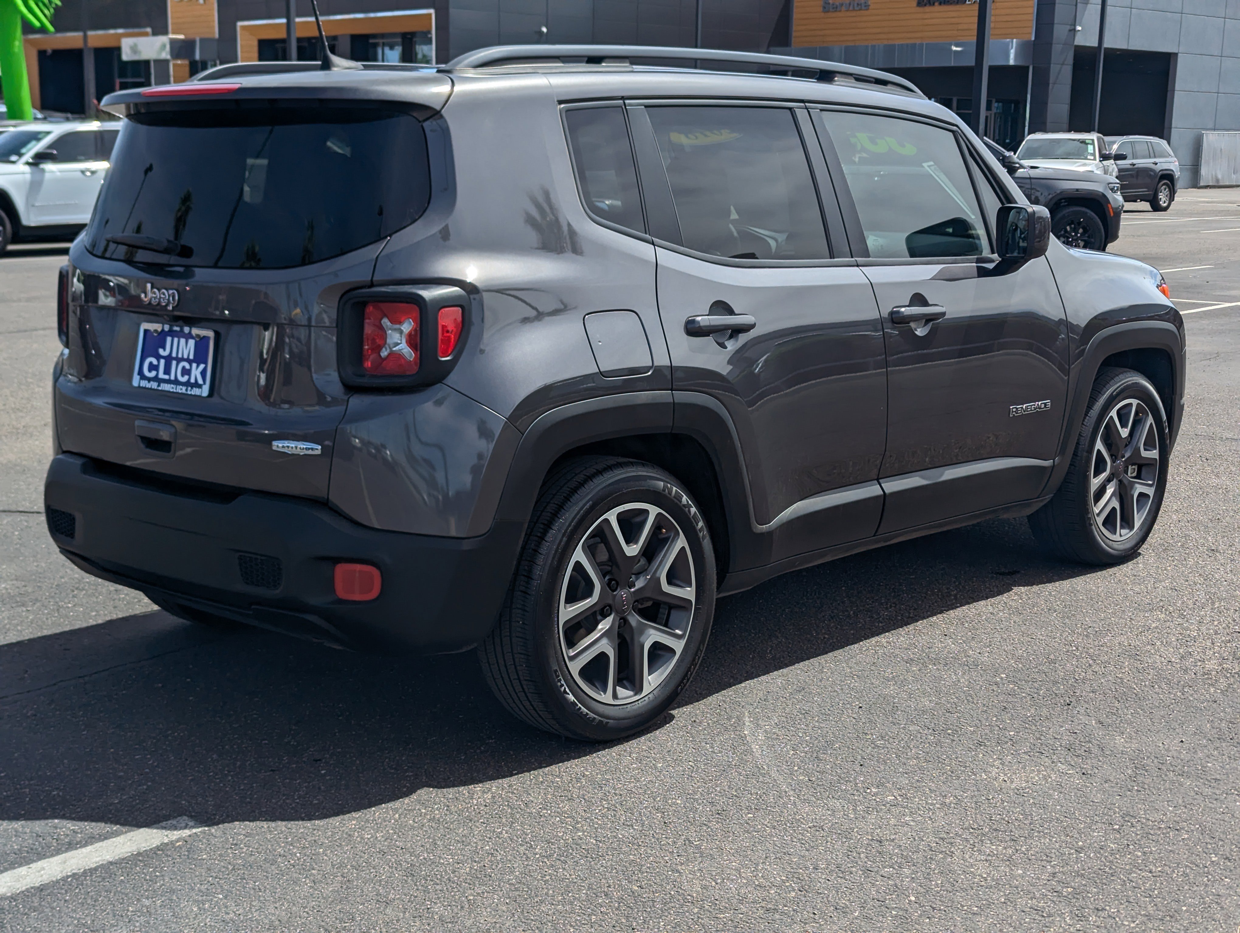 Used 2018 Jeep Renegade Latitude FWD image 2