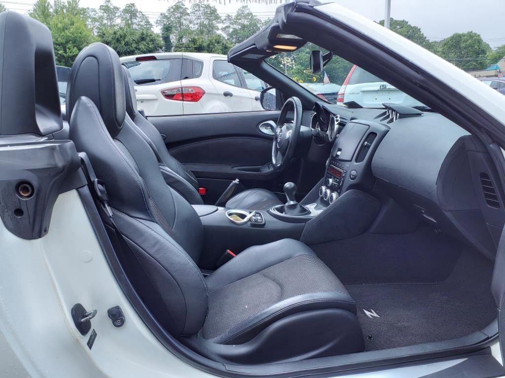 Used 2010 Nissan 370Z Touring image 27