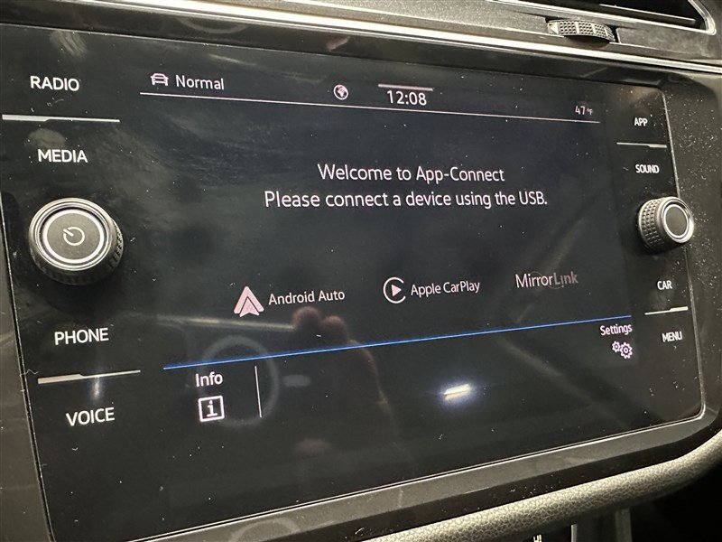 Used 2021 Volkswagen Tiguan SE w/ Panoramic Sunroof Package image 24