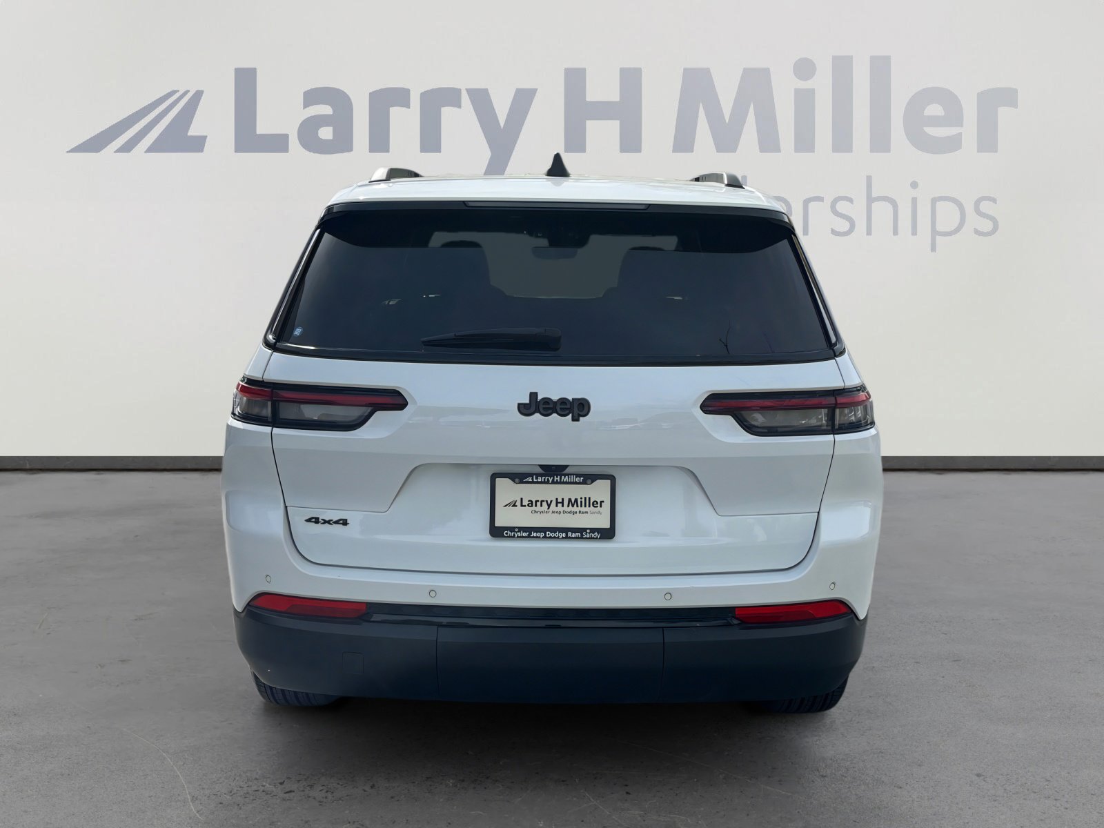 Used 2025 Jeep Grand Cherokee L Laredo image 4