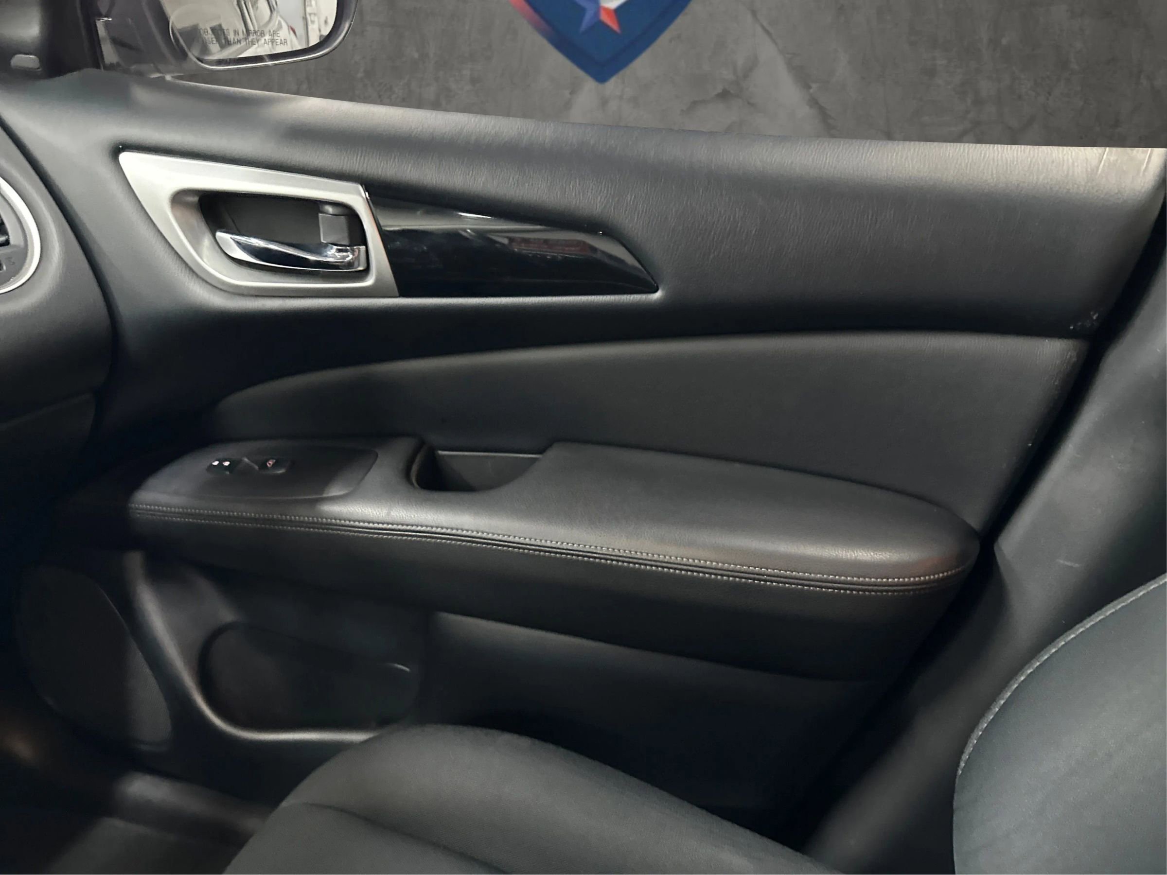 Used 2019 Nissan Pathfinder SV image 38