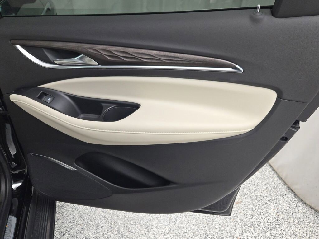 Used 2022 Buick Enclave Avenir w/ Avenir Technology Package image 10