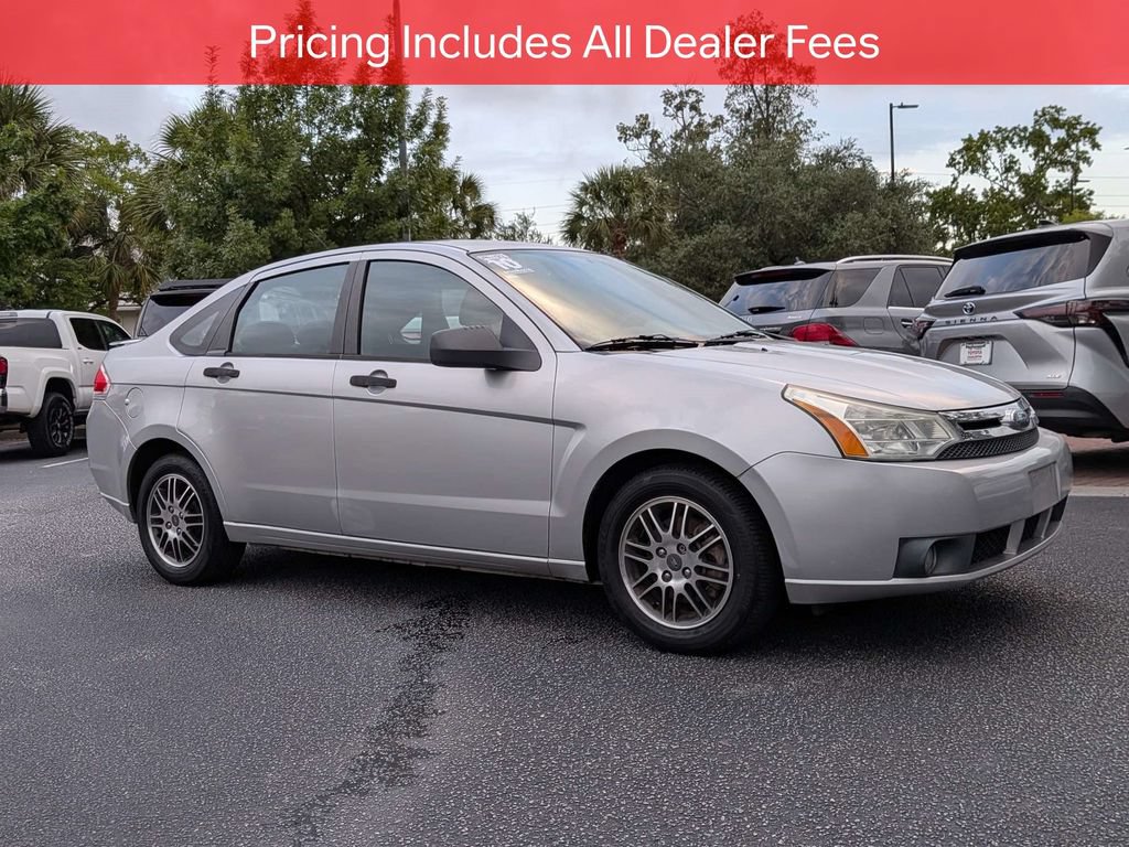 Used 2010 Ford Focus SE FWD image 2