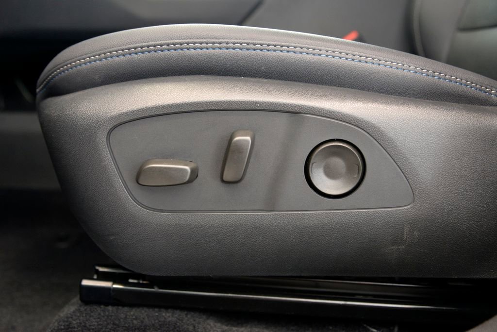 Used 2025 Chevrolet Equinox EV LT w/ Convenience Package image 16