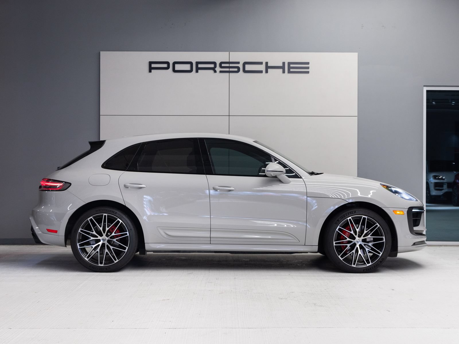 Certified 2023 Porsche Macan S AWD/4WD image 8