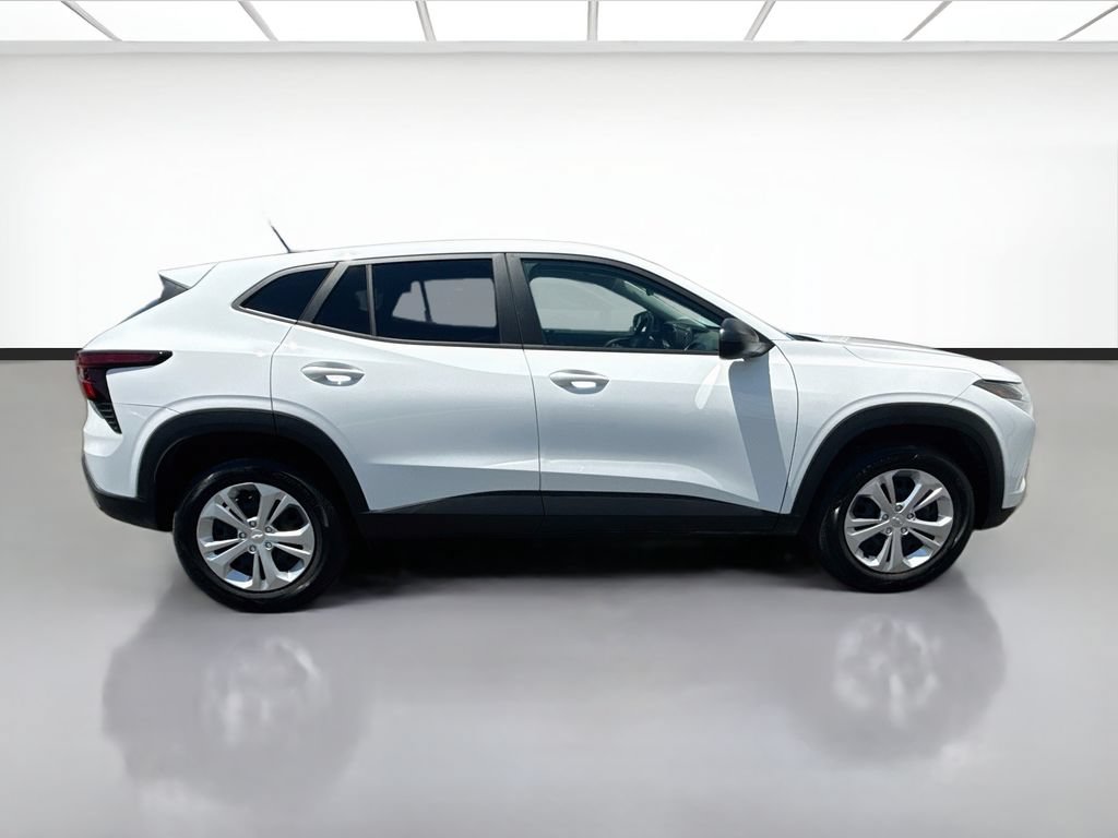 Used 2026 Chevrolet Trax LS FWD image 4