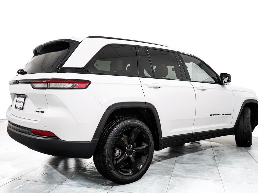 Used 2025 Jeep Grand Cherokee Limited w/ Black Appearance Package AWD/4WD image 7