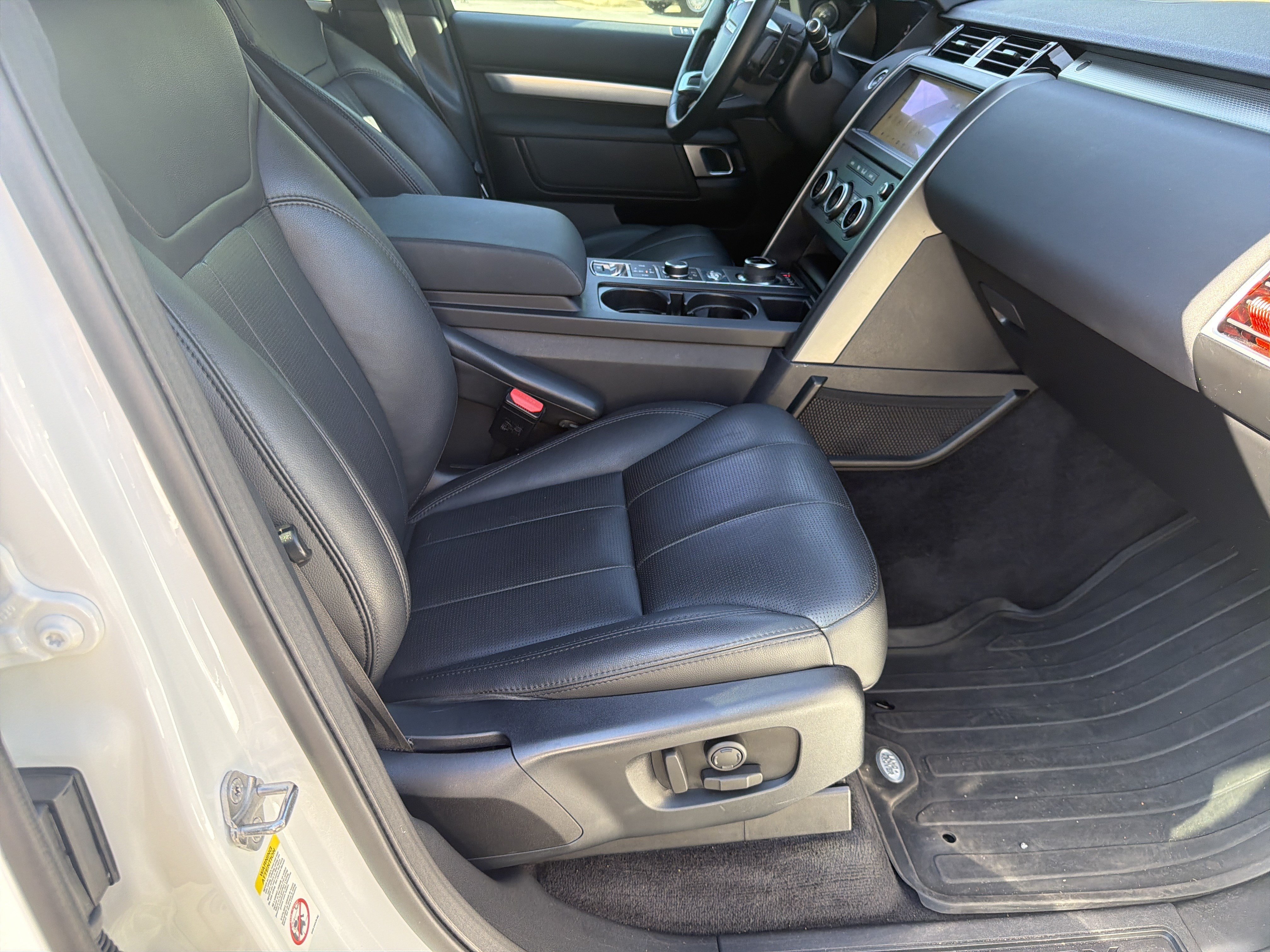 Used 2020 Land Rover Discovery Landmark AWD/4WD image 16