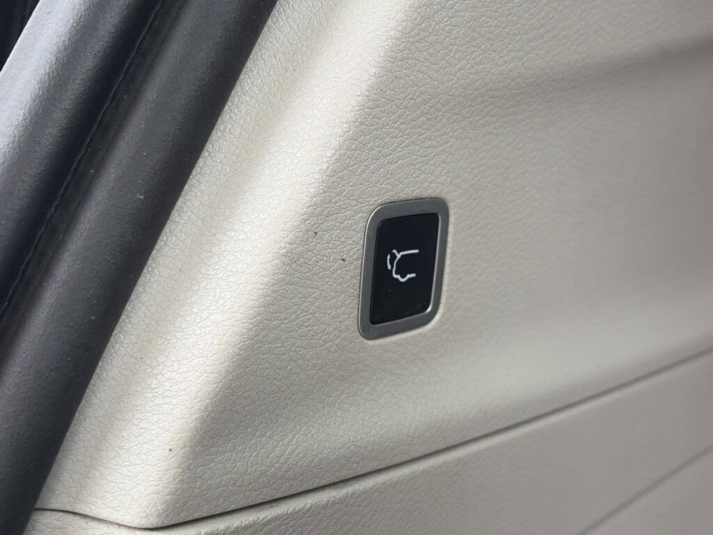 Used 2022 Chrysler Pacifica Touring-L image 11