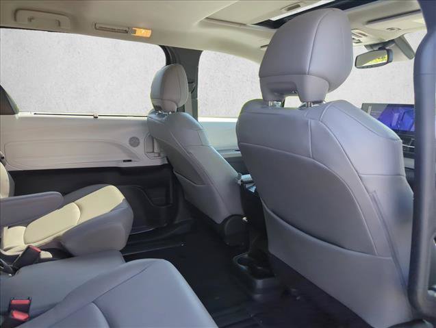 Certified 2025 Toyota Sienna XLE FWD image 30
